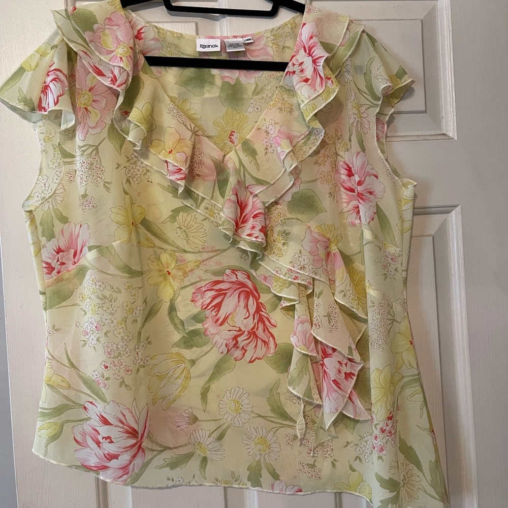 Speigel yellow top with colorful flowers